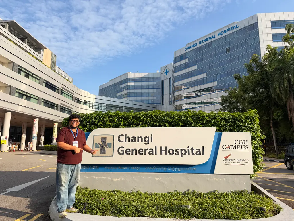 সিঙ্গাপুরের চাঙ্গি জেনারেল হাসপাতালে — At Changi General Hospital, Singapore
